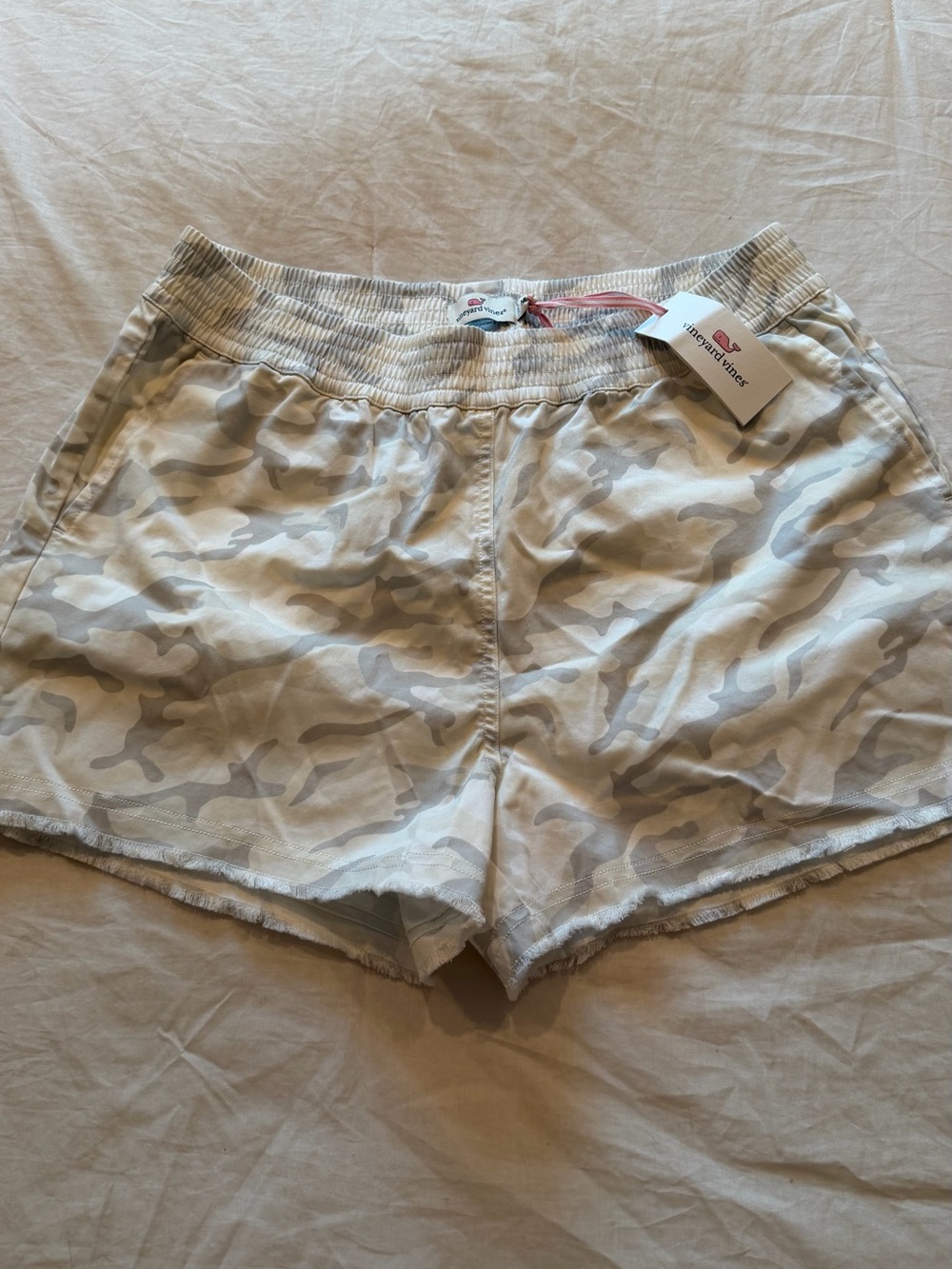 Vineyard Vines Cream & Light Gray Camo Elastic-Waist Athletic Shorts